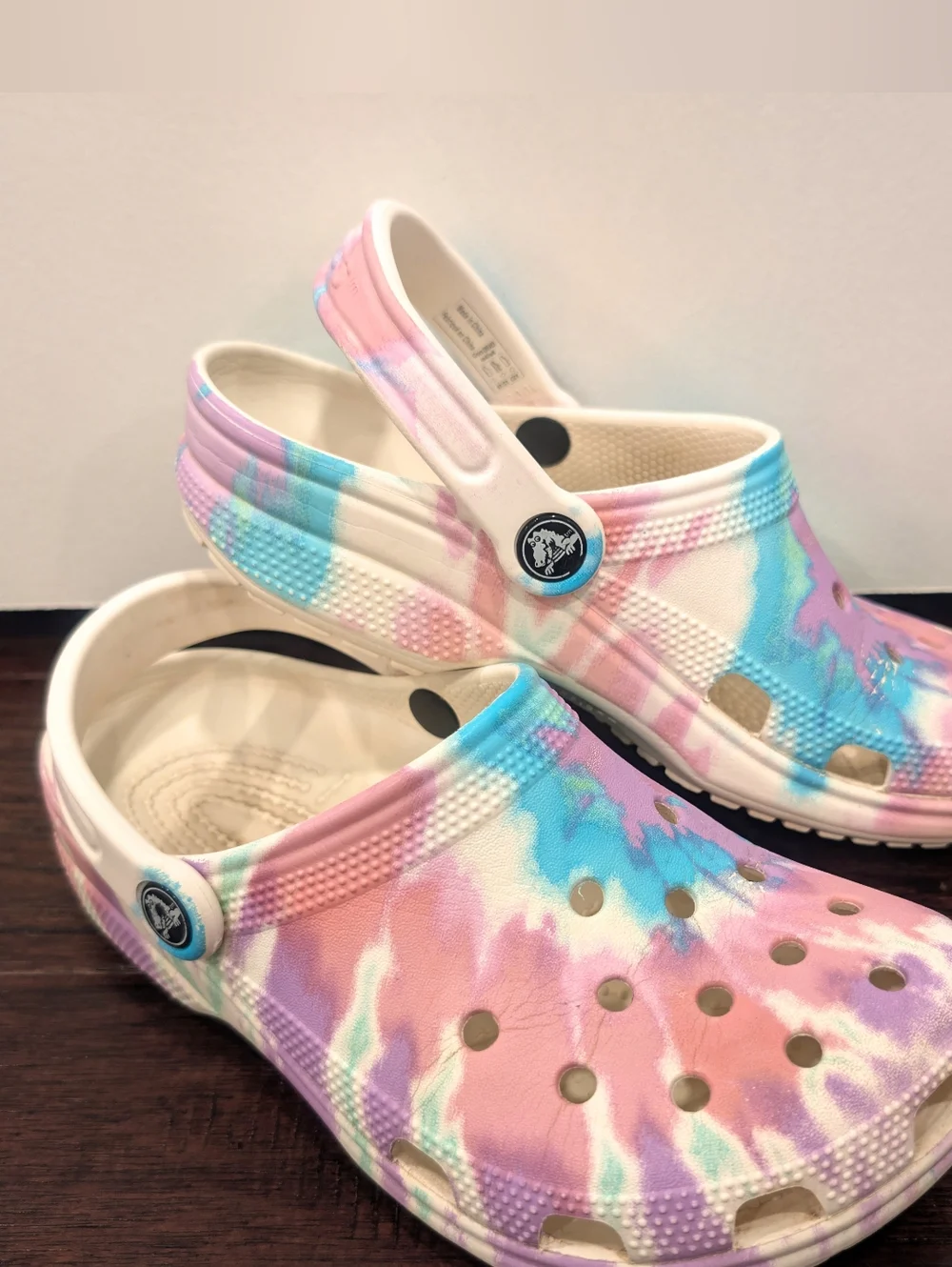 CROCS Kids Tie-Dye Clog Sandals in Pastel Pink, Blue & Purple Size 4 Big Kid - Picture 2 of 5